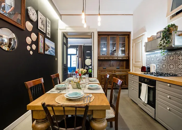 Hidden Gem By Dohany Synagogue & Fashion Street